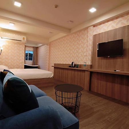 R 17 Living Hotel Bangkok Bagian luar foto