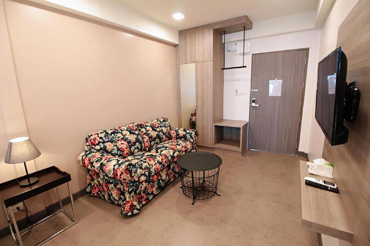 R 17 Living Hotel Bangkok Bagian luar foto