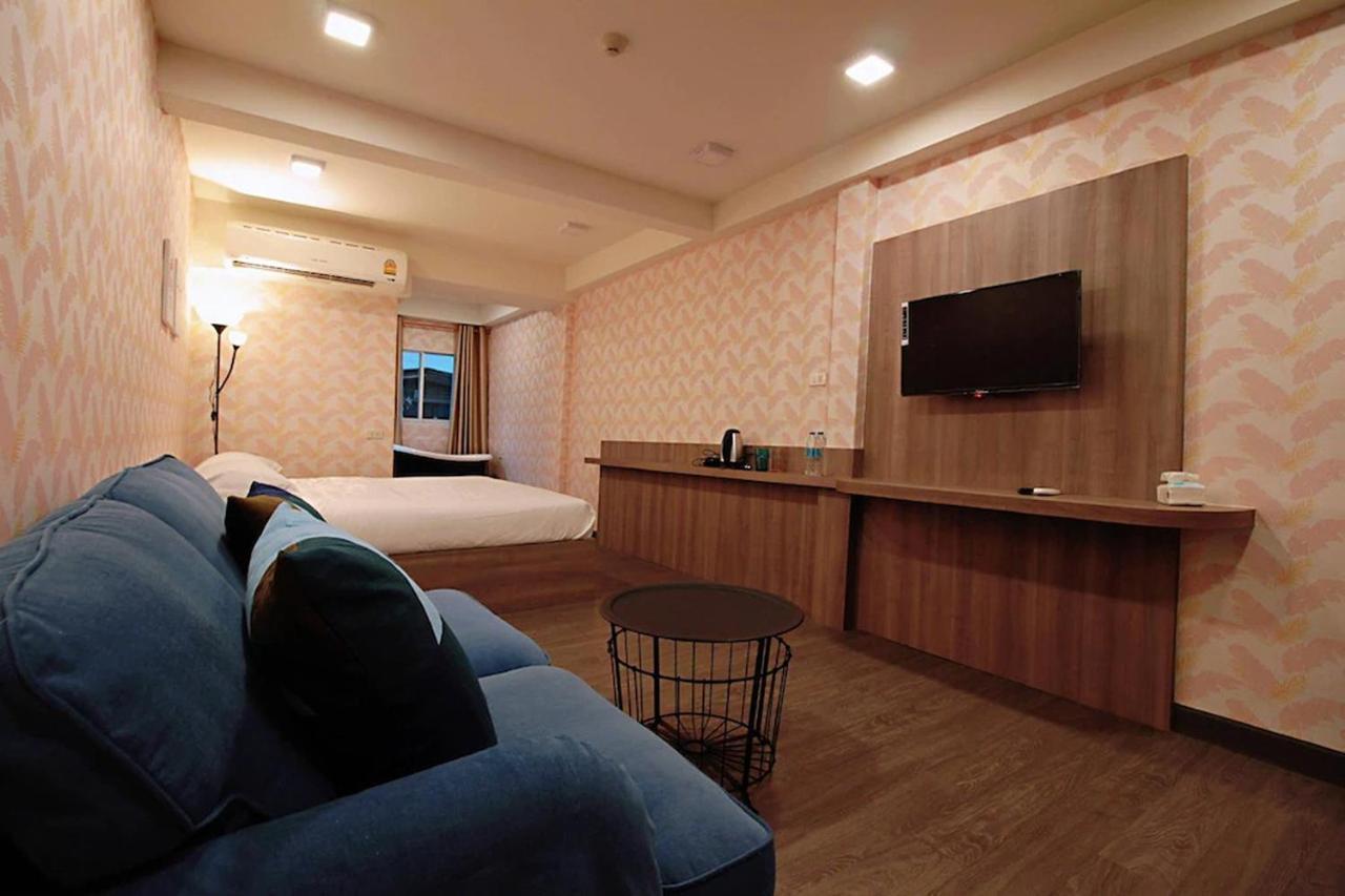 R 17 Living Hotel Bangkok Bagian luar foto