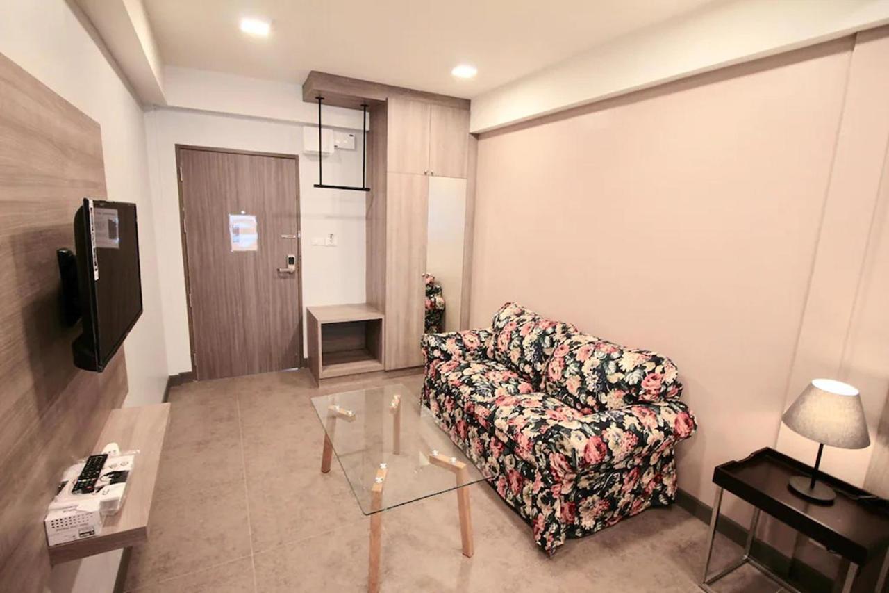 R 17 Living Hotel Bangkok Bagian luar foto