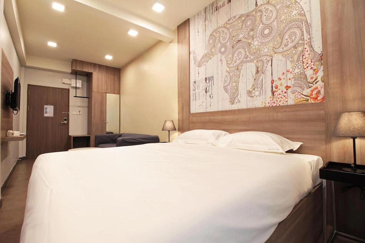 R 17 Living Hotel Bangkok Bagian luar foto