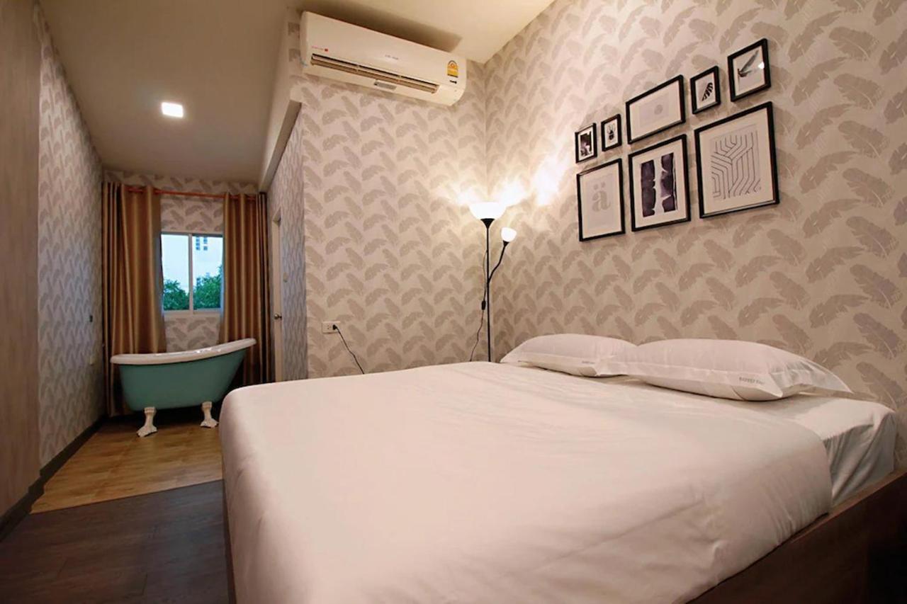 R 17 Living Hotel Bangkok Bagian luar foto