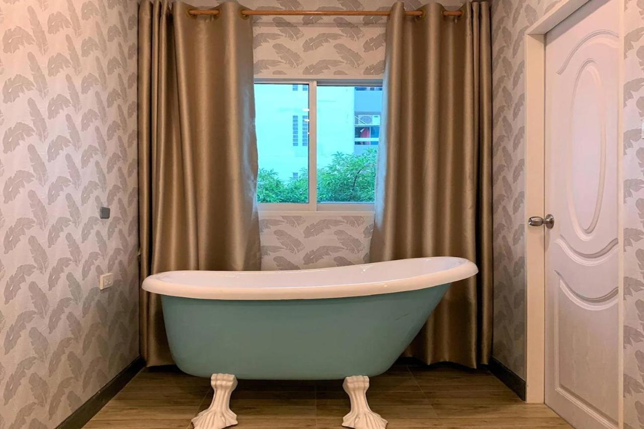 R 17 Living Hotel Bangkok Bagian luar foto