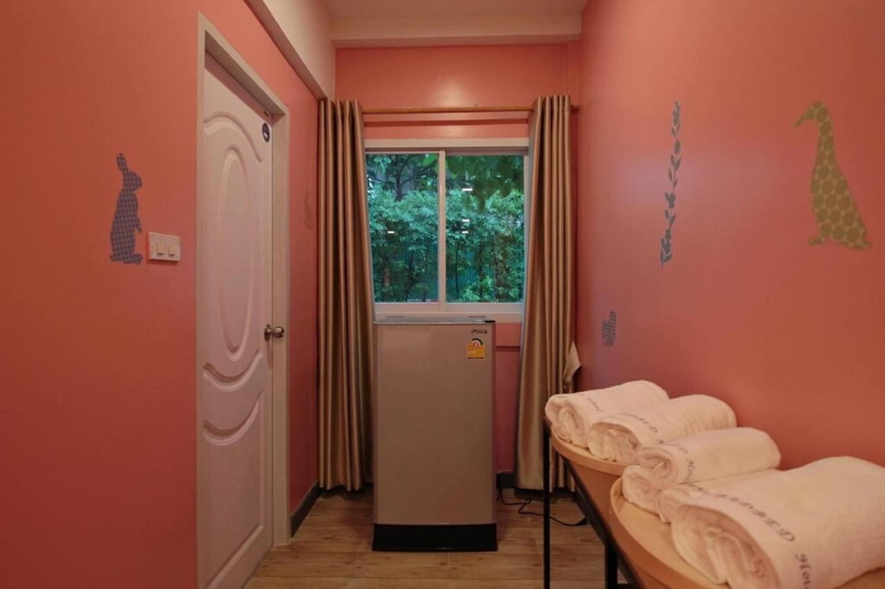 R 17 Living Hotel Bangkok Bagian luar foto