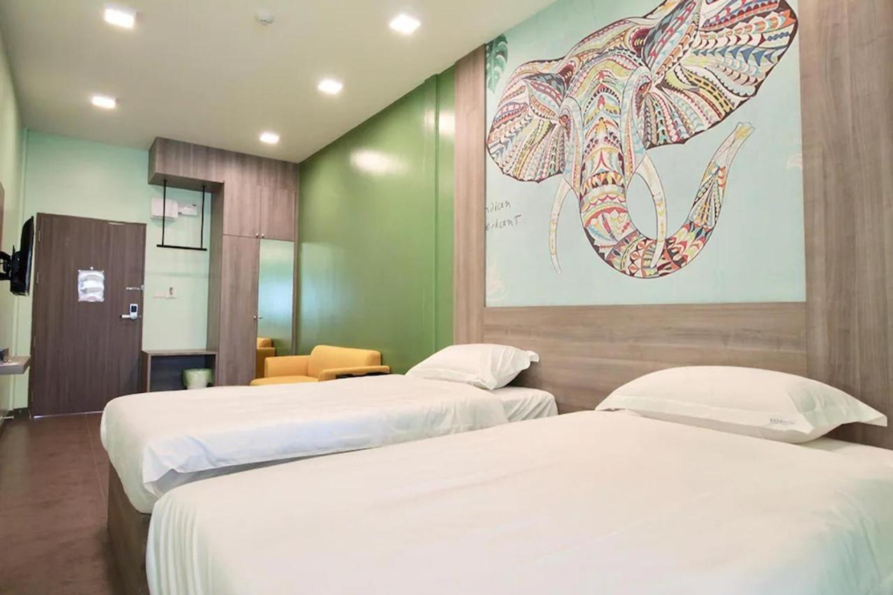 R 17 Living Hotel Bangkok Bagian luar foto