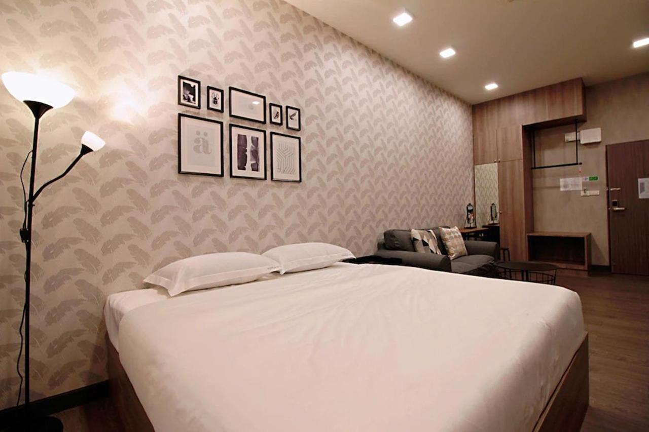 R 17 Living Hotel Bangkok Bagian luar foto