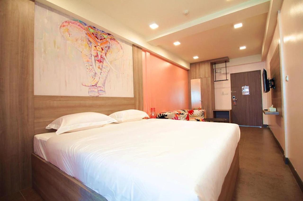 R 17 Living Hotel Bangkok Bagian luar foto