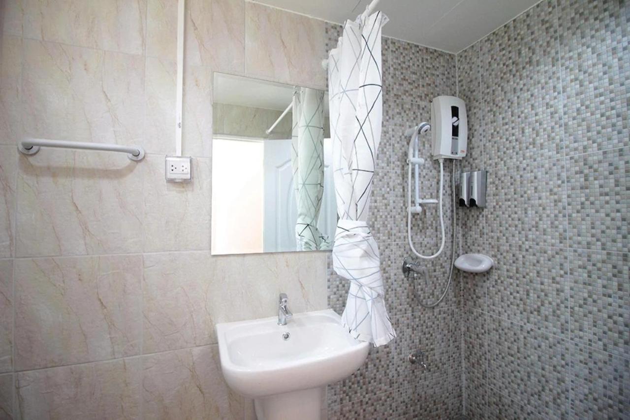R 17 Living Hotel Bangkok Bagian luar foto