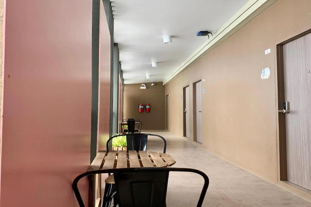 R 17 Living Hotel Bangkok Bagian luar foto